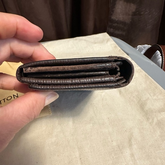 Louis Vuitton wallet. 5.75 x 3.5 deep brown color with dustbag. - Picture 6 of 10